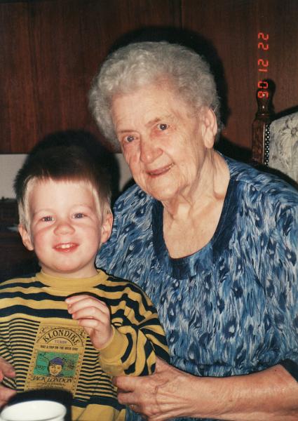 199012 Oma en zoontje van Duitse Marion aangenomen dochter van broer Carl.jpg